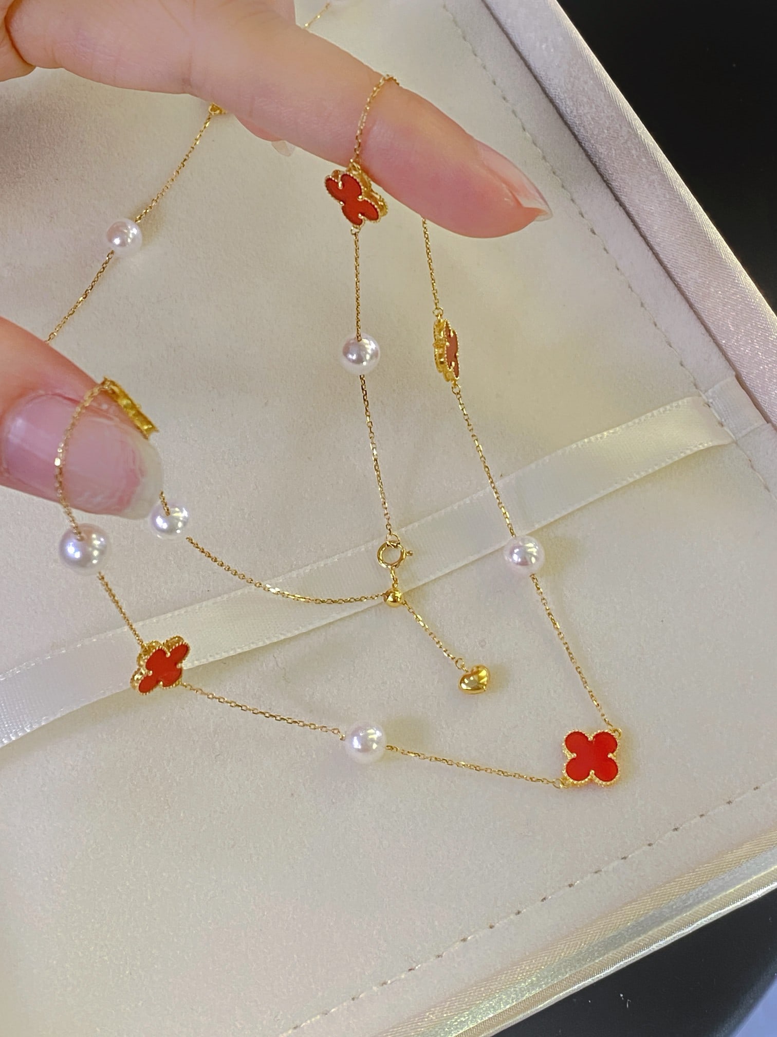 18K Gold Natural Akoya Pearl Four Leaf Clover Necklace: This necklace is meticulously crafted with 18K gold and natural Akoya pearls, perfectly combining to showcase an elegant temperament. The pearls range in size from 6-7mm, with a delicate and transluce