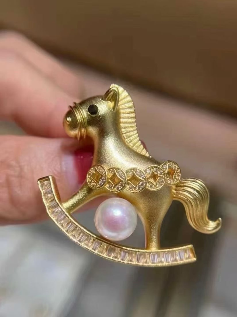 8.5-9mm natural high-quality freshwater pearl brooch: This brooch showcases high-quality freshwater pearls, measuring 8.5-9mm, emitting a delicate luster that perfectly complements the gold matte surface. The exquisite craftsmanship is displayed through