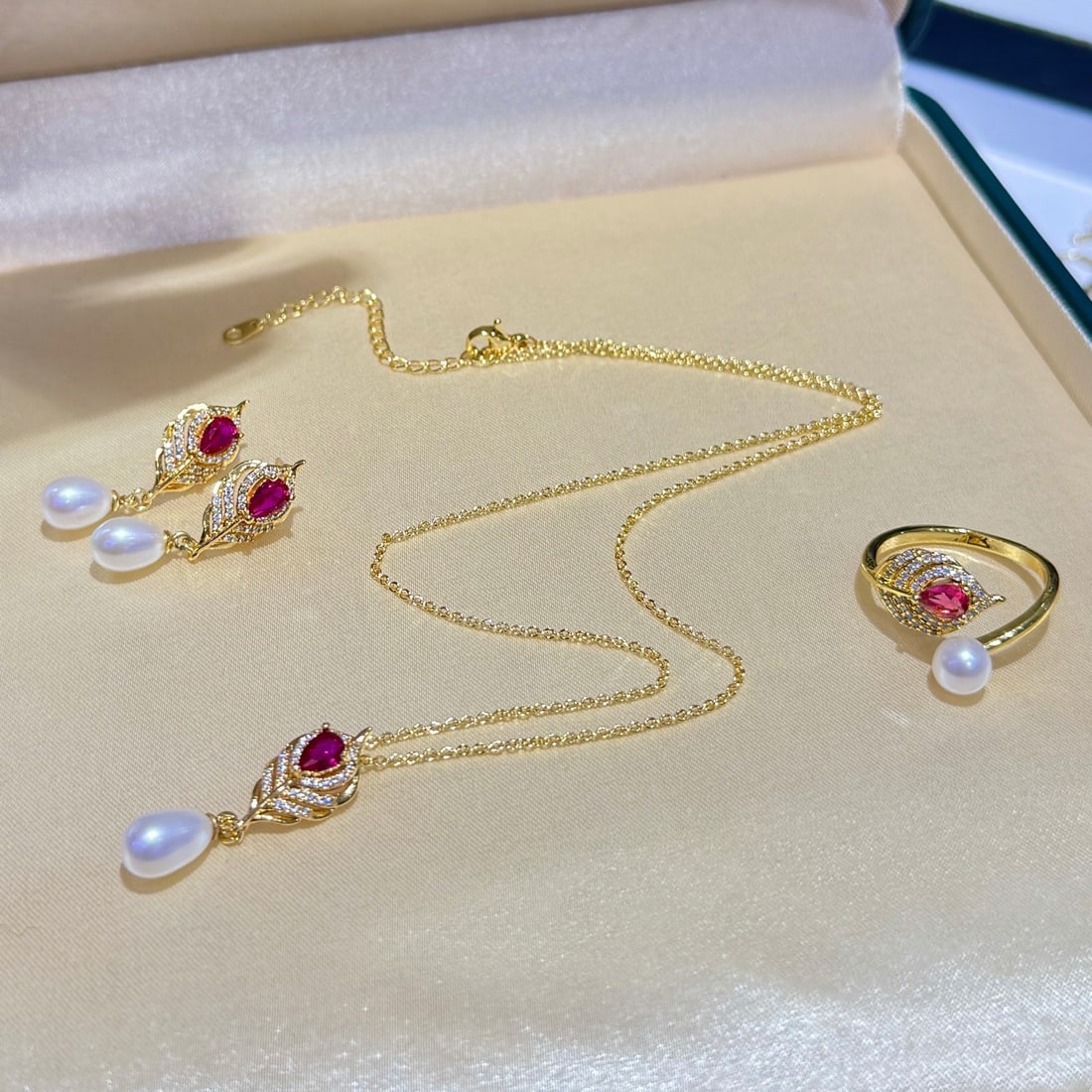 Red treasure feather pearl set 6-8mm natural pearls: This set is made of natural pearls, with sizes ranging from 6-8mm, showcasing the eternal beauty of the ocean. Each pearl is carefully selected for its luster and smooth surface, known for perfectly b