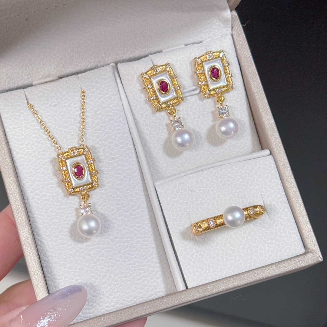 Natural Freshwater Pearl Set: This set features carefully selected natural freshwater pearls, each pearl measuring 6-8mm in diameter, renowned for their high quality and lustrous shine, making it the perfect choice for those who a