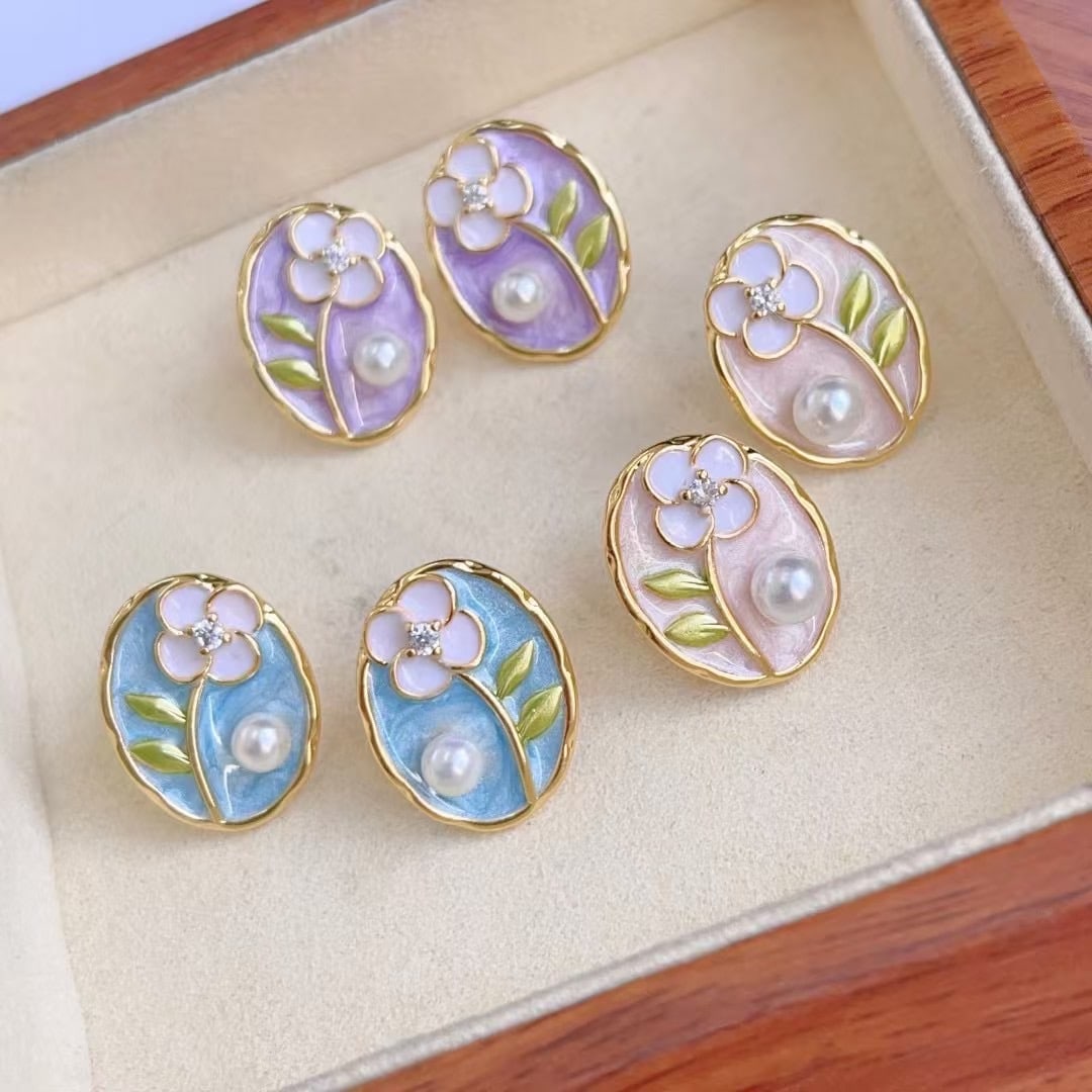 Natural freshwater pearl earrings: These earrings are inspired by Monet's garden, using hand-painted enamel craftsmanship, full of artistic sense. Each pair of earrings showcases the luster of natural freshwater pearls, with rich and c