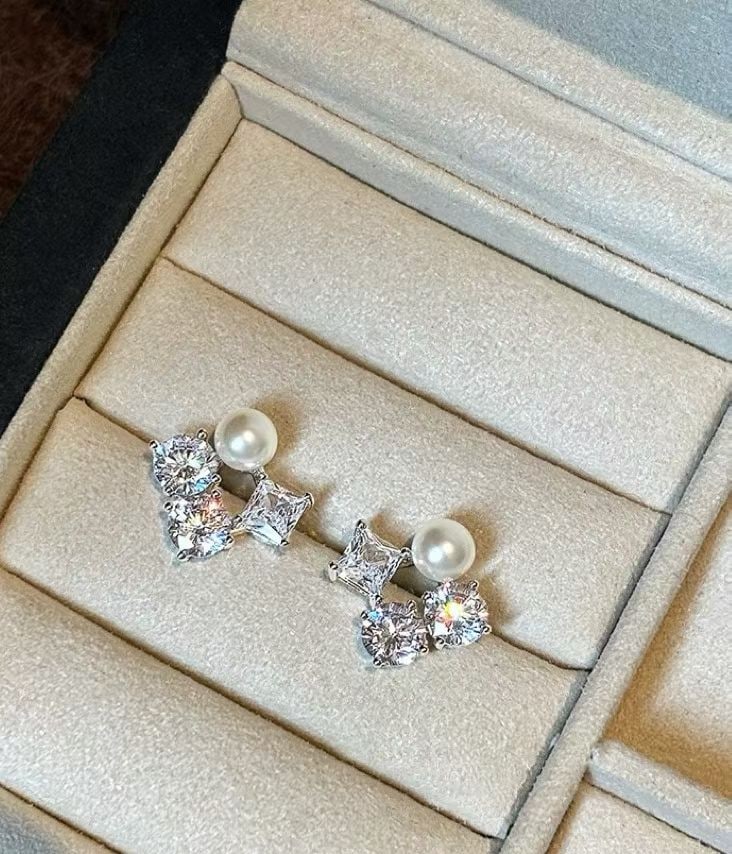 Natural freshwater pearl earrings: This earring design perfectly combines square cubic zirconia with lustrous and soft pearls, creating a delicate piece of art. The 6mm natural freshwater pearls are elegant and easy to wear daily. With