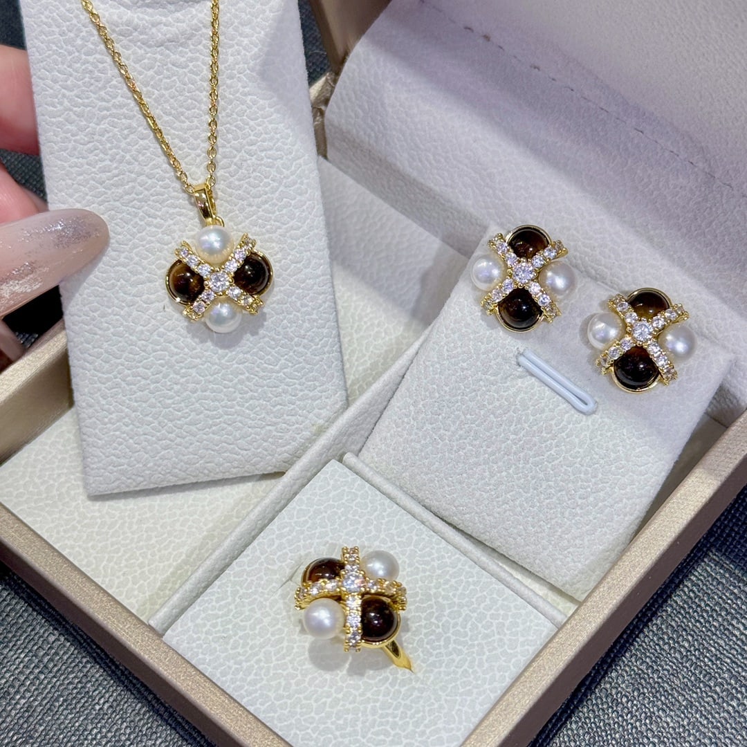 Sterling silver natural tiger eye stone pearl set: This set features the unique charm of natural tiger eye stone and the soft luster of freshwater pearls. The unique brown texture of the tiger eye stone creates a fascinating effect, perfectly compleme