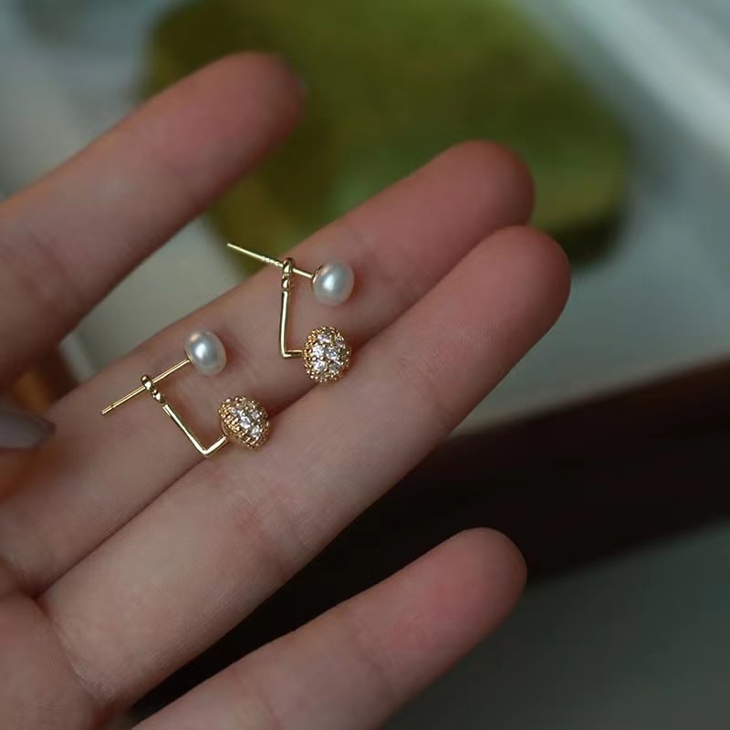 Natural freshwater pearl earrings: These earrings are made of 6.5-7MM natural high-quality freshwater pearls, emitting a soft iridescent luster, perfectly interpreting the beauty of eternity. The pearls are carefully selected, possessi