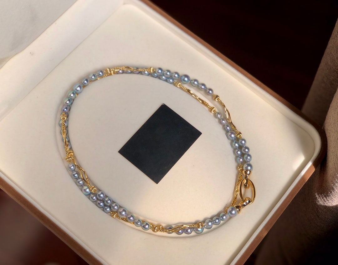 Natural freshwater pearl necklace: This freshwater pearl necklace showcases a stunning array of pearls ranging in size from 6mm to 9.5mm, each exuding a captivating luster. The pearls are arranged in a gradient pattern, creating an ele