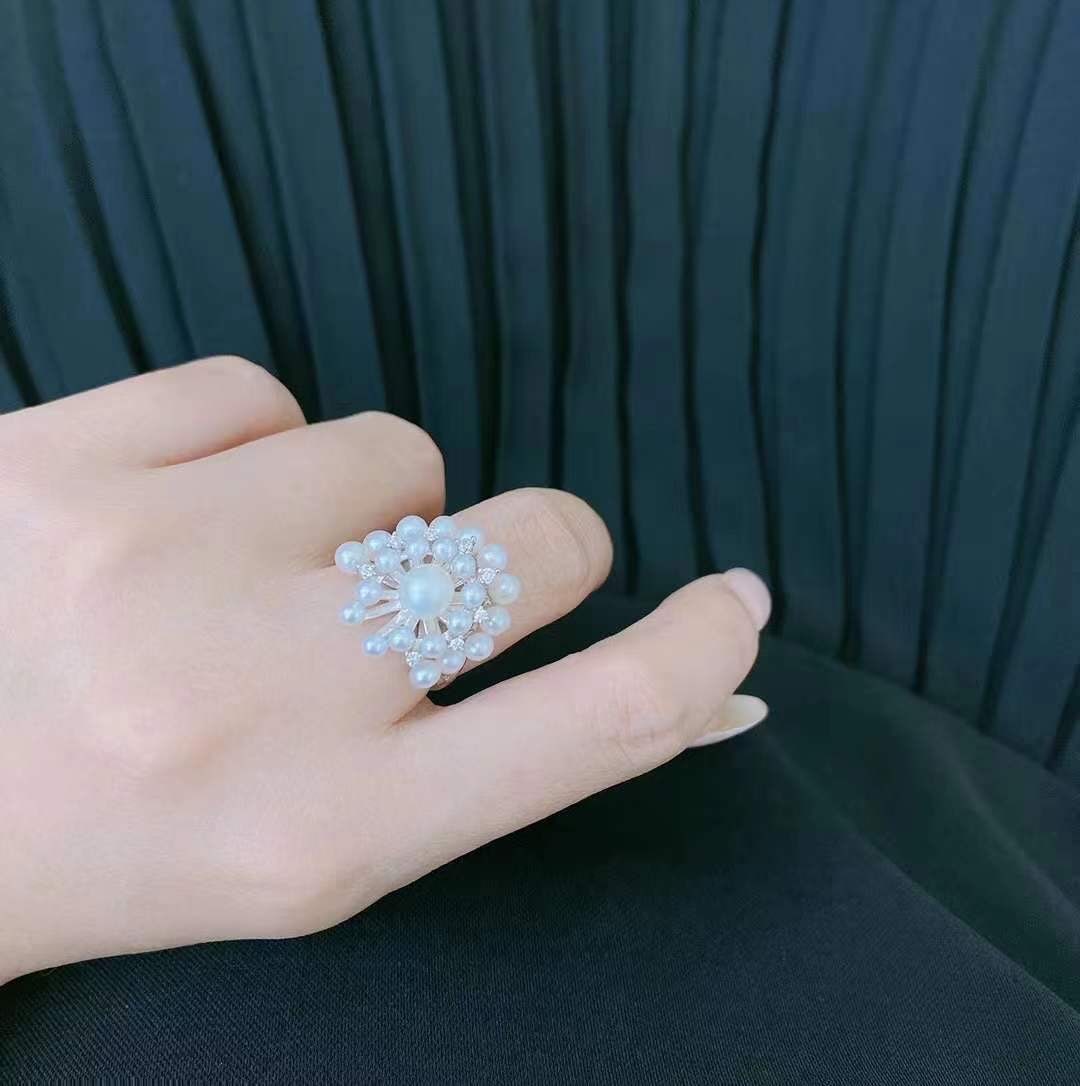 Sterling silver natural pearl ring: This ring is meticulously crafted with S925 sterling silver, showcasing dazzling natural pearls that are perfectly round and flawless. The pearls range in size from 3 to 6 millimeters, offering a subt
