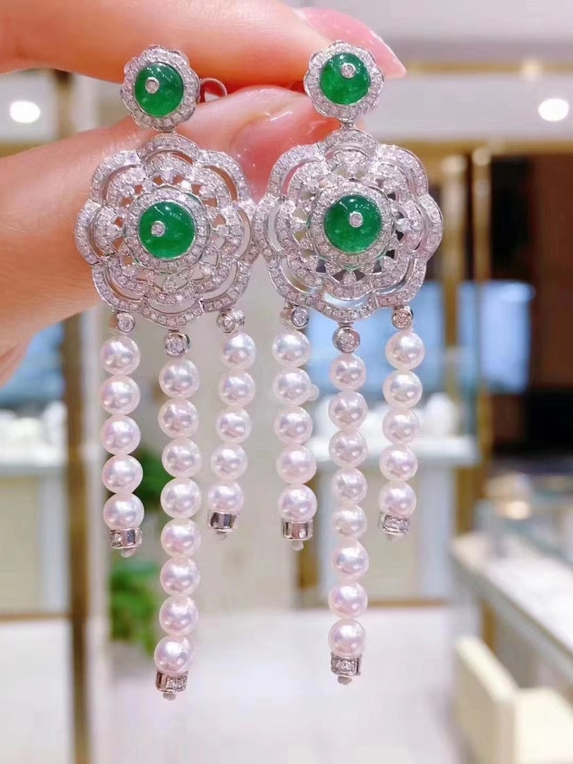 Sterling Silver Natural Pearl Earrings: These elegant earrings are made of dazzling S925 sterling silver, providing a classic and elegant background for the natural pearls. The pearls exhibit a dazzling luster, enhancing the elegance of any