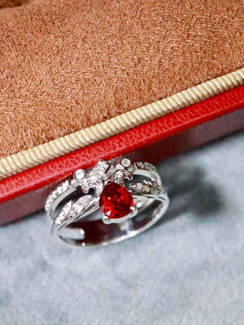 18K Gold Natural Ruby Ring: 18K gold natural ruby ring, gold weight 2.94g, main stone 0.69ct diamond 0.15ct.