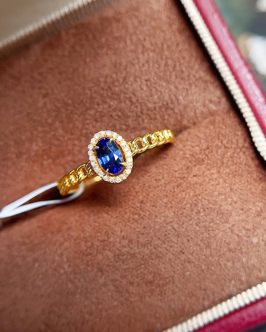 18K gold natural sapphire ring: This ring showcases the captivating charm of natural sapphire, set in luxurious 18K gold. The exquisite craftsmanship makes this ring stand out even more, with 22 sparkling diamonds adding to its lust