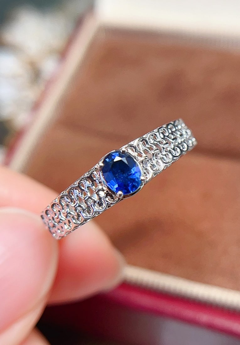 18K Gold Natural Sapphire Ring: This sapphire ring features a royal blue hue, reminiscent of the enchanting deep sea. The gemstone is clean and free of cracks, set on delicate lace ring arms to highlight its beauty. The main stone i