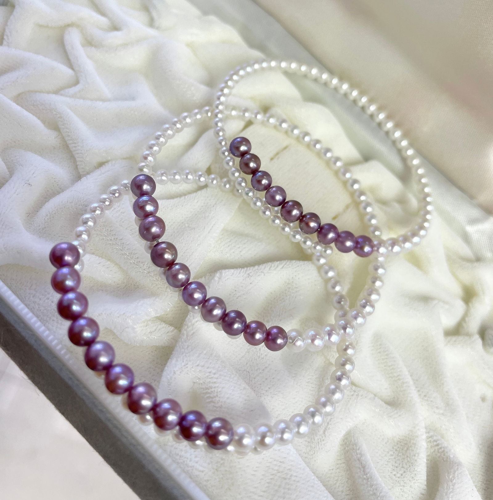 Natural freshwater 4mm pearl bracelet: This bracelet showcases the beauty of natural freshwater pearls, with a subtle purple hue mixed in with the white color. The pearls are almost perfectly round, displaying exquisite craftsmanship with