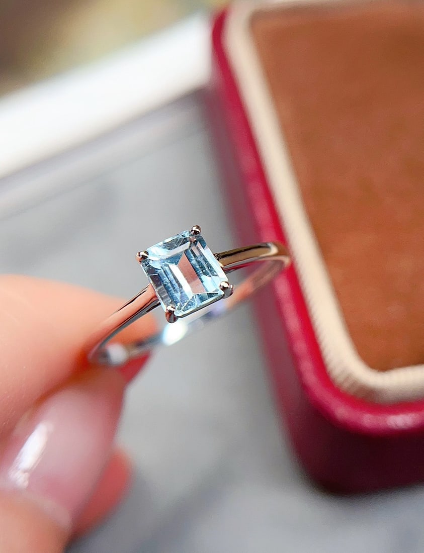 18k gold aquamarine ring: 18k gold aquamarine ring, with the main stone approximately 1 carat and weighing 1.09 grams!