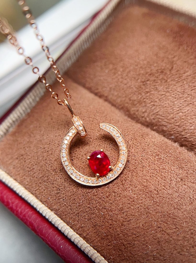 18K Gold Ruby Necklace: This ruby necklace showcases exquisite craftsmanship, with its pigeon blood red hue perfectly capturing timeless beauty. The main stone is approximately 0.35 carats, clean and free of cracks, emitting