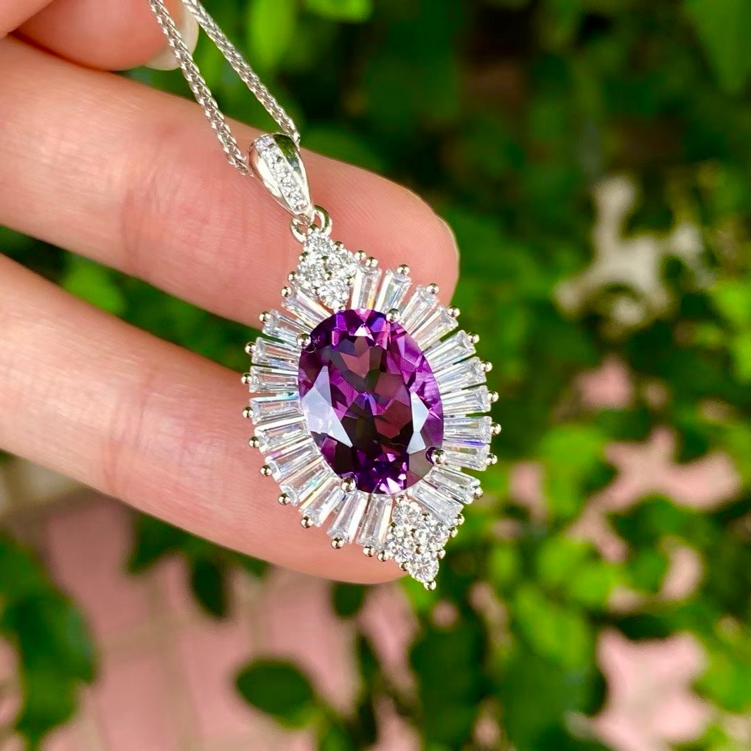 925 silver inlaid with natural amethyst pendant: This pendant features a natural amethyst as the main stone, exquisitely set in polished S925 silver. The deep purple hue of the amethyst is both charming and noble, making it a perfect choice for any