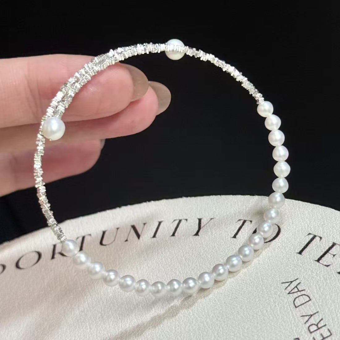 Natural freshwater pearl bracelet: This bracelet features high-quality natural freshwater pearls with a diameter of 3-4mm, each with a slightly round shape and minor imperfections. Every pearl is carefully selected to showcase a delica
