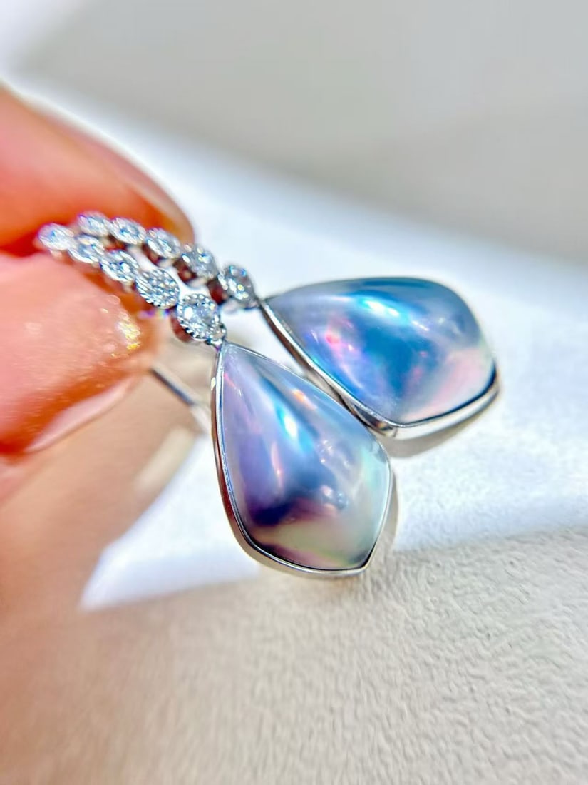 18k platinum diamond and pearl ear hook earrings: This ear hook features a natural mabe pearl as the main stone, with dimensions of 17.2x12.2mm, showcasing a strong luster and iridescence. The color of the pearl is stunning, with a rich and colorful