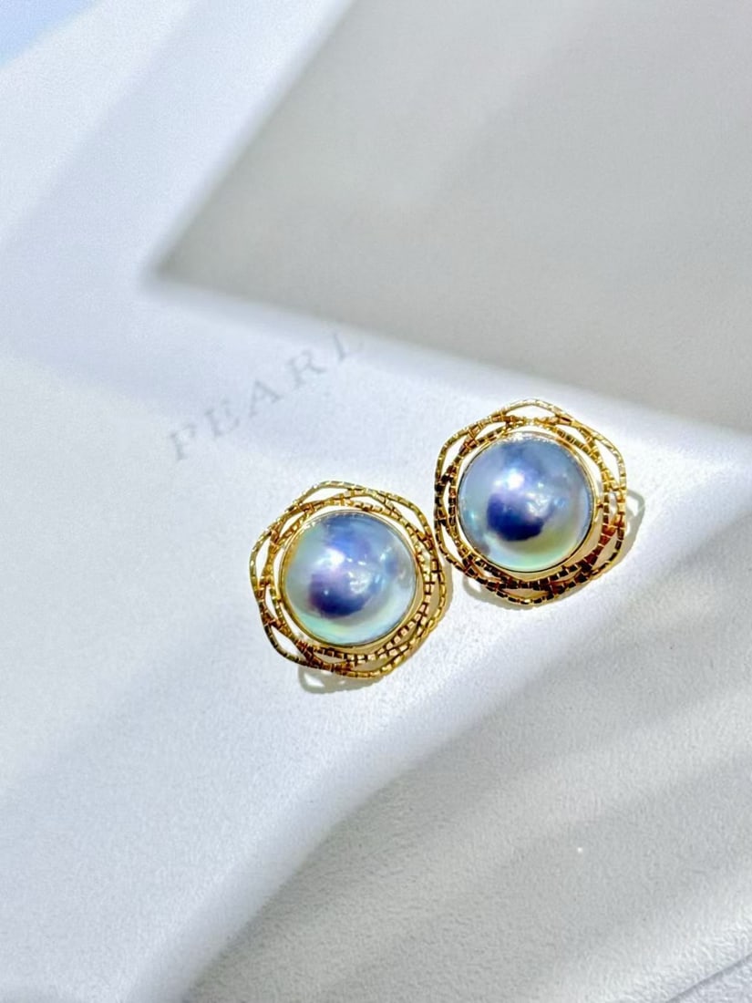 18K gold meticulously set with natural pearl earrings.: These earrings showcase the captivating charm of natural blue Mabe pearls, renowned for their enchanting luster and unique color. The pearls have a diameter of up to 13mm, emitting an ultimate radianc