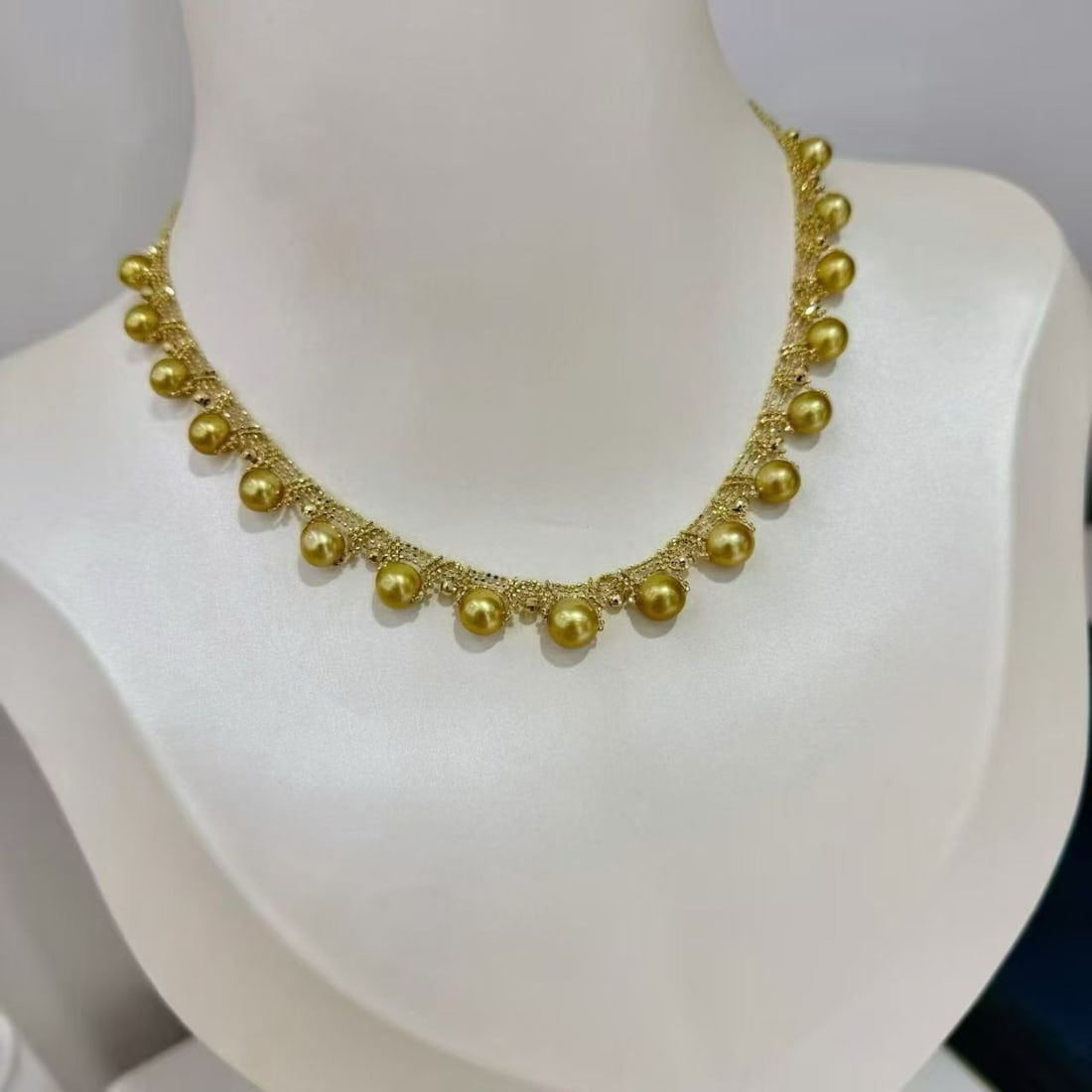 18K Gold Lace Knitted Pearl Necklace: 18K Gold Lace Woven Pearl Necklace, with a pull-adjustable tail chain at the end to ensure a perfect fit, combining practicality and elegance. Designed for those who appreciate exquisite details, this