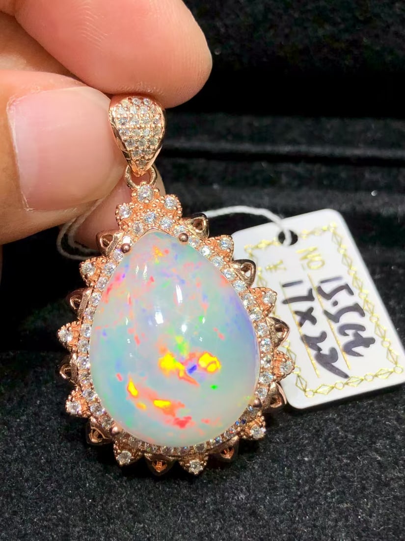 925 pure silver natural opal pendant: This pendant showcases a dazzling natural opal, renowned for its captivating color variations. Set in S925 sterling silver, expertly crafted to highlight the opal's grand dimensions of 17x22mm, with a