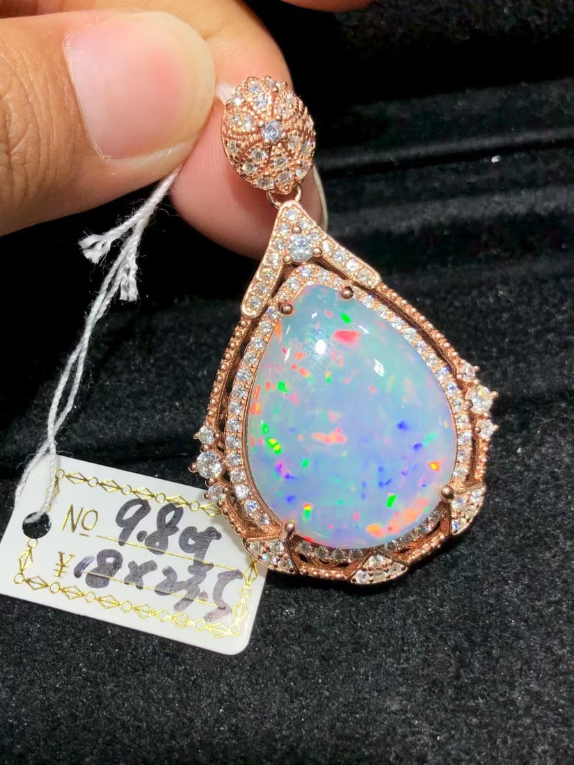925 pure silver natural opal pendant: This pendant showcases a dazzling natural opal, with its large 18x23.5mm main stone displaying captivating color variations, perfectly capturing the light. Set in S925 sterling silver, the exquisite c