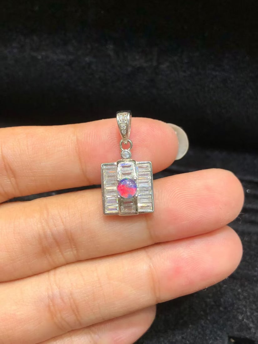 925 sterling silver natural opal pendant: This pendant captures the charming beauty of natural opal, exquisitely set in S925 sterling silver. Opals are carefully selected to display unique color variations, reminiscent of a dazzling starry sk