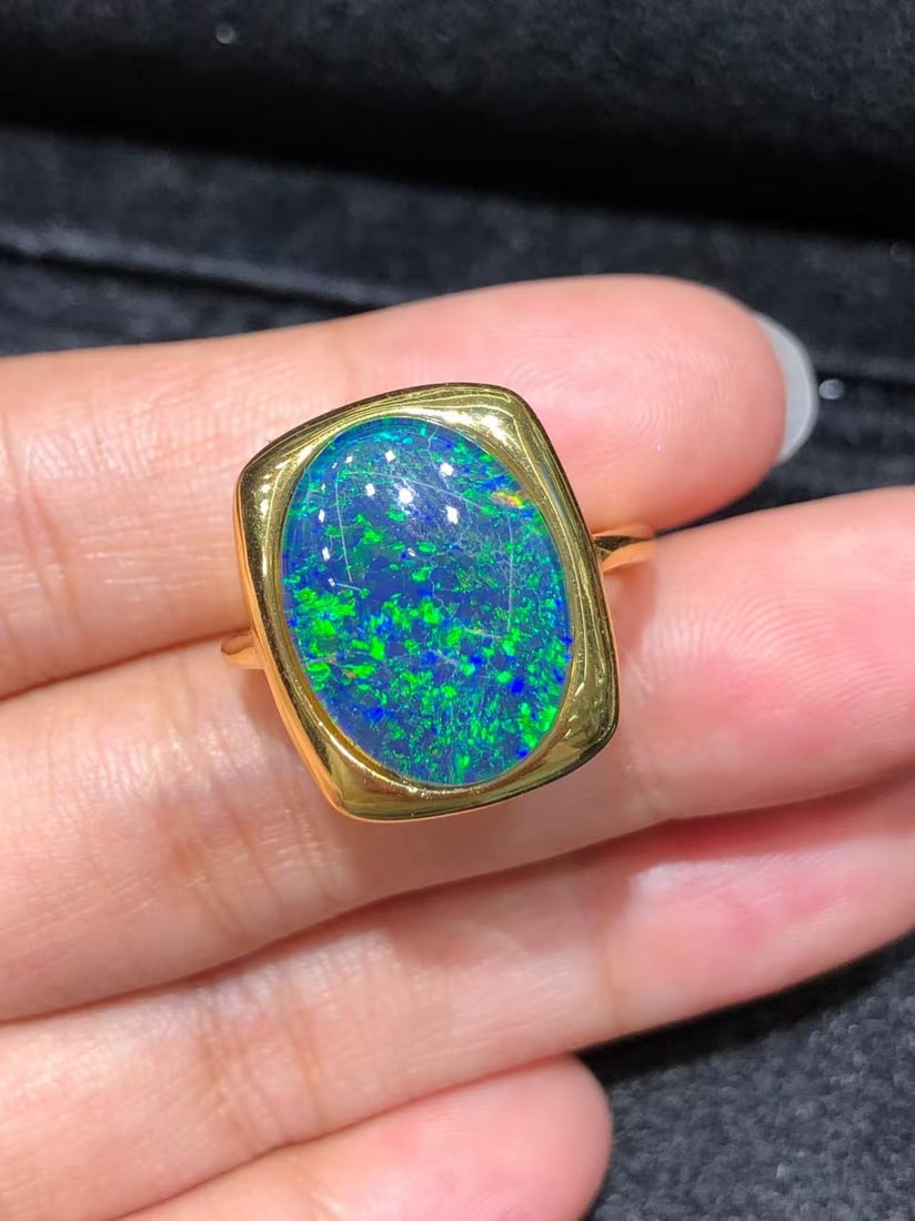 S925 pure silver natural opal ring: This ring showcases the exquisite beauty of natural opal, with gemstones carefully selected for their unique color variations, resembling a dazzling starry sky or enchanting aurora. The captivating co