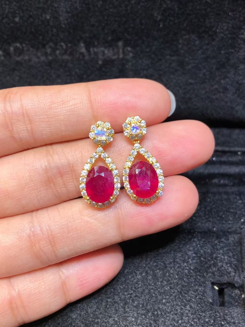 925 sterling silver natural ruby earrings: These exquisite earrings feature natural rubies measuring 7x9mm, meticulously set in S925 sterling silver. The vibrant red of the rubies complements the silver setting, creating a classic piece of jew