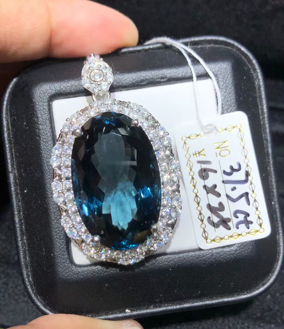 925 sterling silver natural topaz pendant: This exquisite pendant showcases a stunning natural topaz stone, carefully set in pure silver. The gemstone shines with its deep oceanic hues, captivating with its mesmerizing luster. The exquisite cr