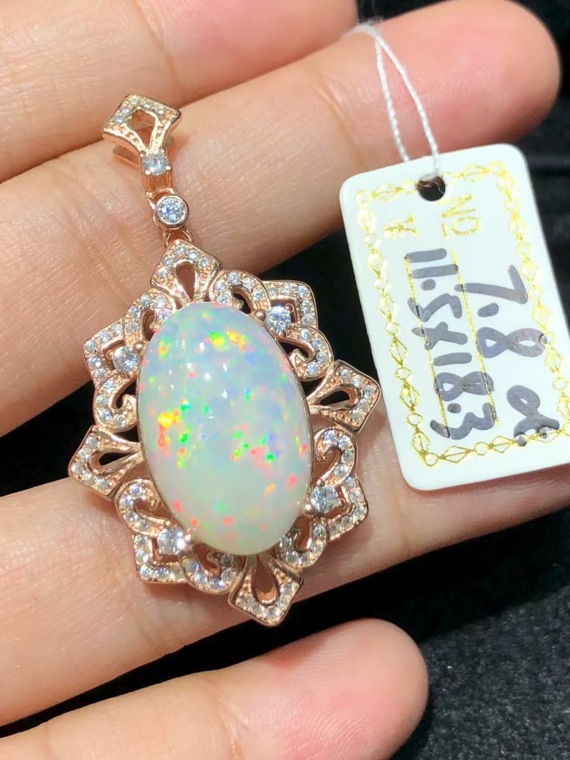 925 sterling silver natural opal pendant: This charming pendant features a colorful large natural opal, set in shiny S925 silver. The opal emits captivating color variations, attracting attention with every movement. The carefully crafted pen