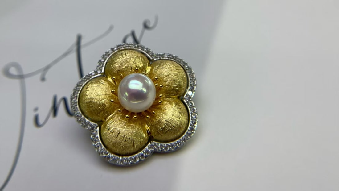 Pearl chest flower: This brooch showcases a beautiful 8-9mm pearl, emitting a charming luster, perfectly embodying elegance. Exquisitely crafted, the natural beauty of the pearl is perfectly presented, making it an ideal