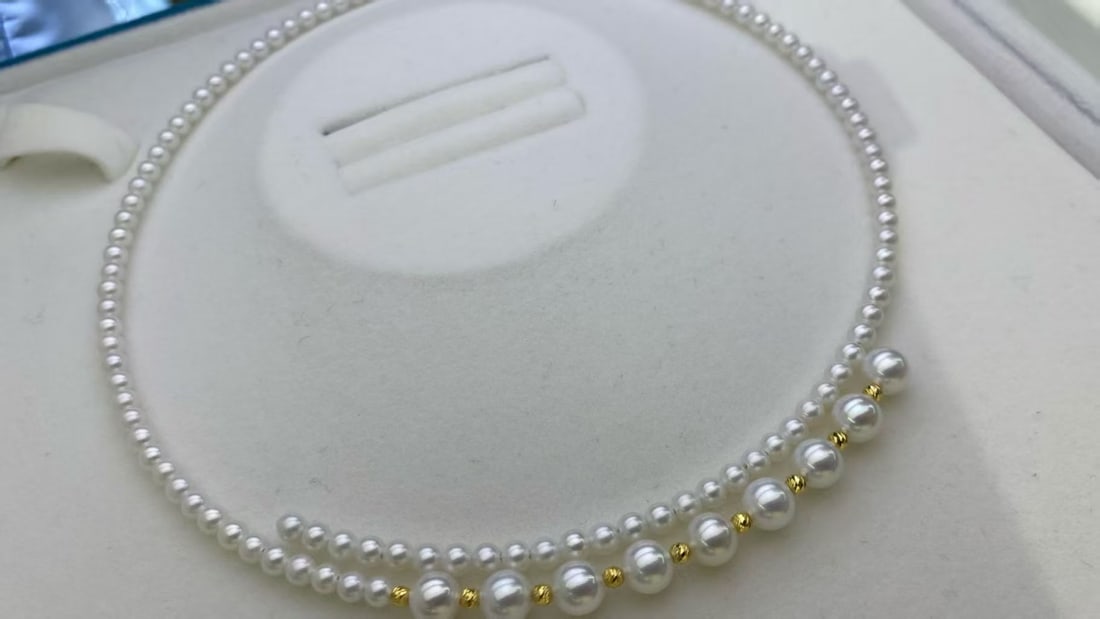 Pearl necklace: This necklace features pearls ranging from 3-5mm in size, paired with 18K gold small gold beads, creating a simple and elegant overall design. The pearls have a strong luster, clean appearance, and pe