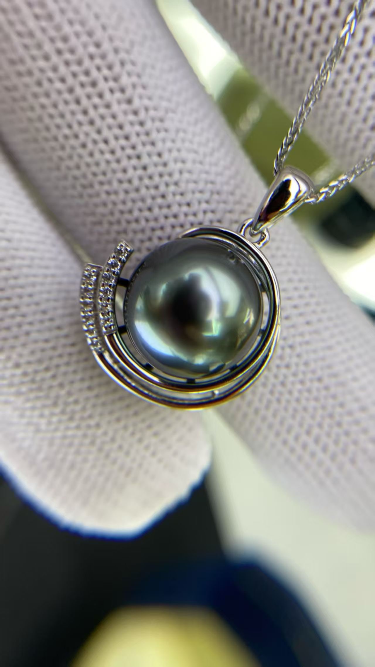 Tahitian Black Pearl Pendant: This pendant features precious Tahitian black pearls, exuding eternal elegance. Set in a 925 silver base, the pearls have a diameter of 11-12mm, displaying subtle luster and minor imperfections. Its c