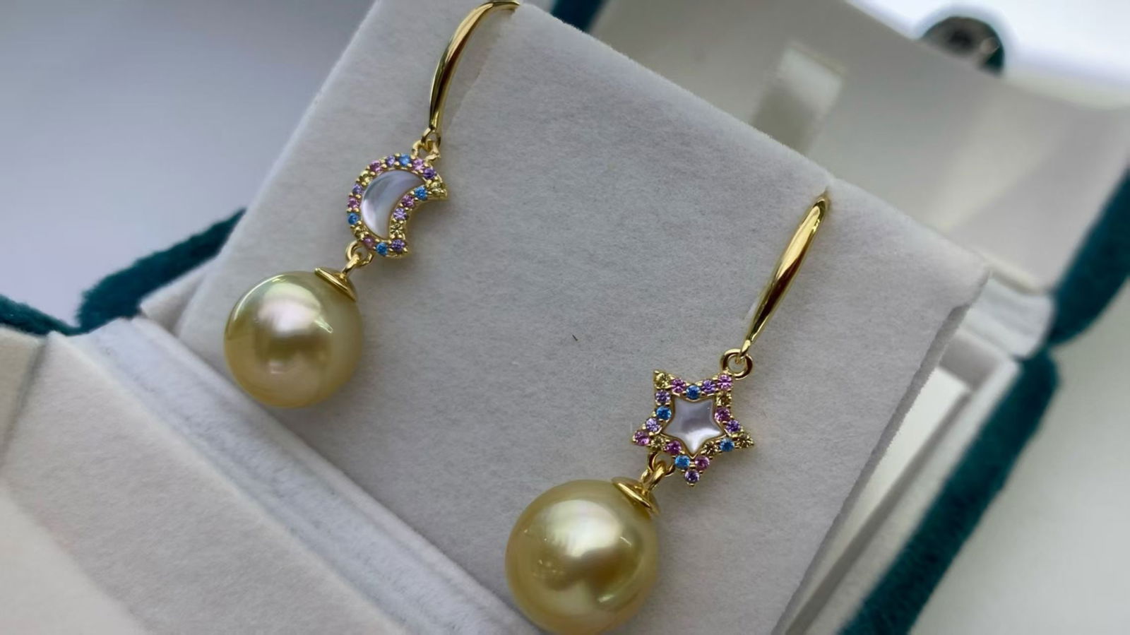 925 silver earrings with inlaid sea water golden pearls: These earrings showcase the classic beauty of natural South Sea golden pearls. The 10mm pearls are nearly perfectly round, emitting a charming soft glow. Set in s925 silver, these earrings highlight e