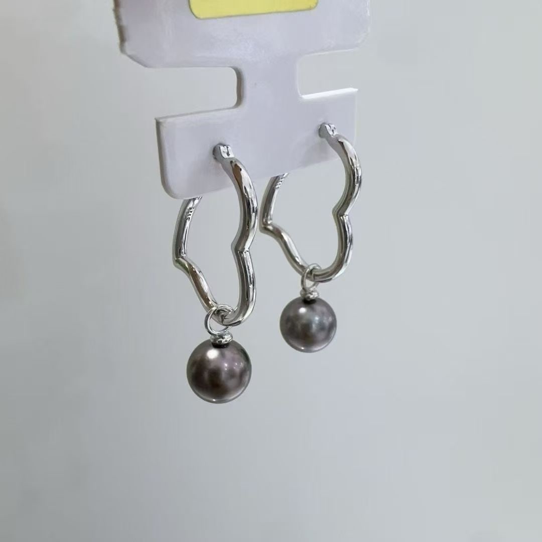 Tahitian Black Pearl Earrings: These earrings feature the classic charm of Tahitian black pearls. The pearls have a diameter of 9-10mm, showcasing a slight luster and minor imperfections, adding a touch of natural beauty. Its versa