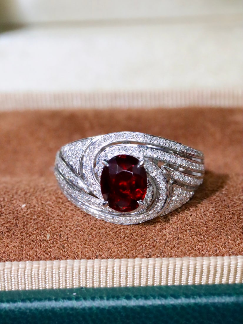 18K gold natural ruby ring: This ring showcases a rich and pure natural ruby, exquisitely crafted and set in shimmering 18K gold, exuding eternal elegance and sophistication. The main stone is crystal clear and flawless, complem