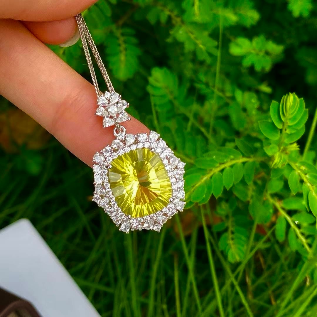 925 silver crystal pendant: This pendant perfectly combines the brilliance of high carbon diamonds with the transparency of crystals, set in pure silver. The exquisite craftsmanship showcases delicate details and the harmonious