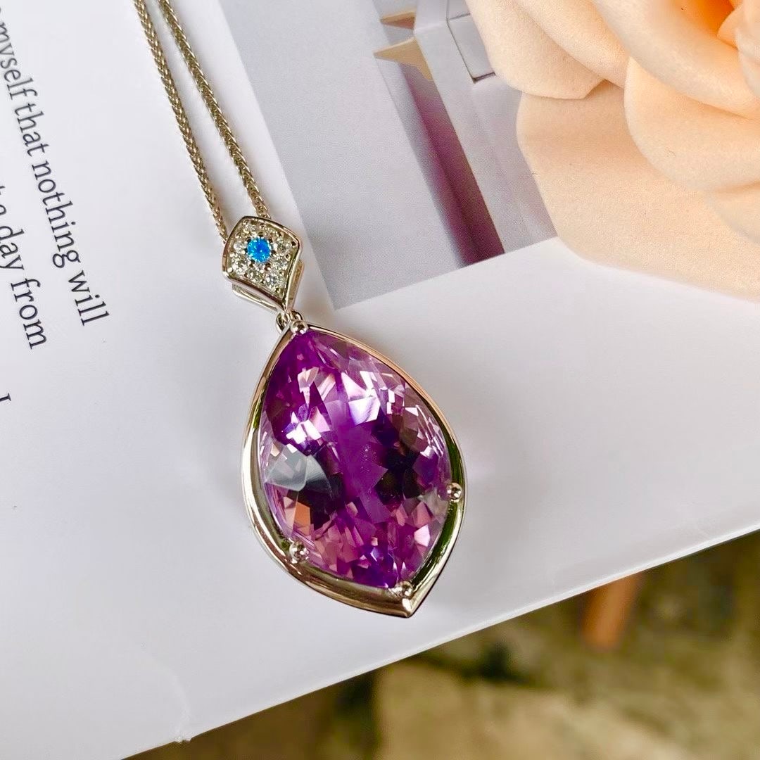 925 silver natural amethyst pendant: This 925 silver pendant showcases the charming allure of natural amethyst, displaying an elegant and noble deep purple hue. The exquisite craftsmanship lies in the meticulous setting, making the 15x22