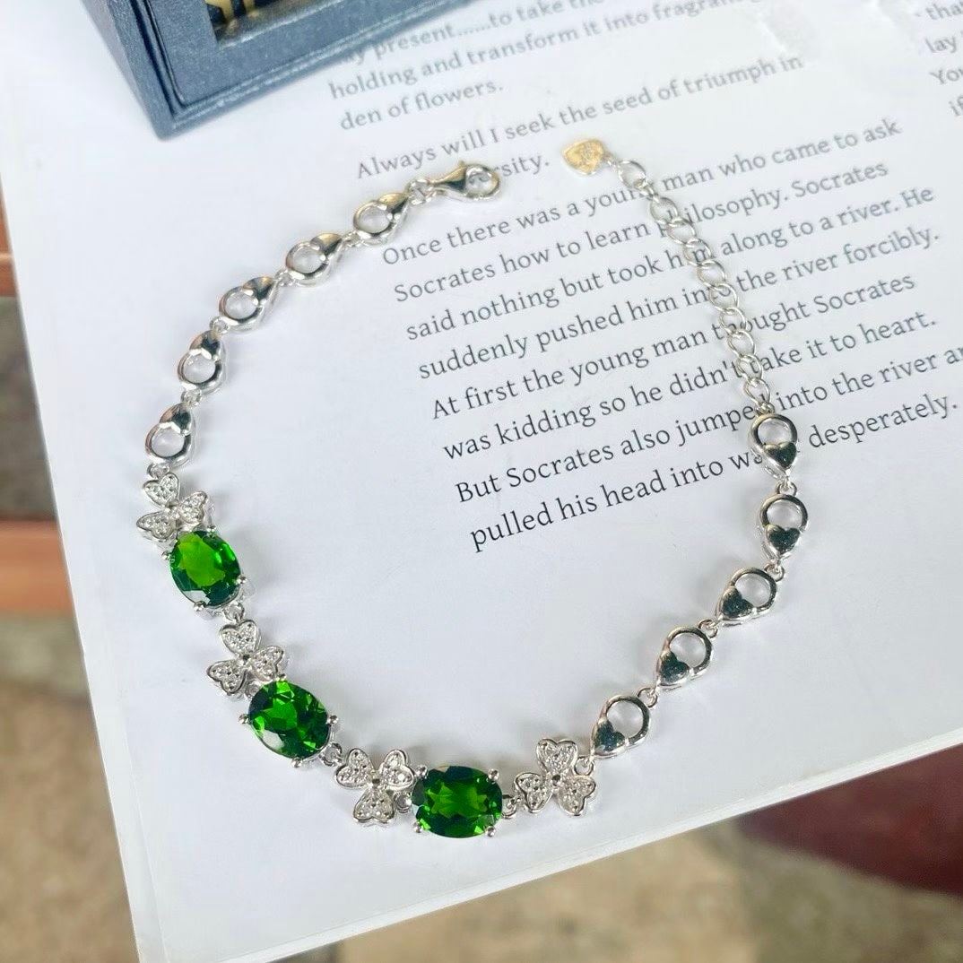 925 silver natural moonstone bracelet: This s925 silver bracelet is an exquisite piece of jewelry, with its natural chrysocolla captivating eyes with its dazzling green luster. The main stone size is 6x8mm, emitting elegance and charm. The