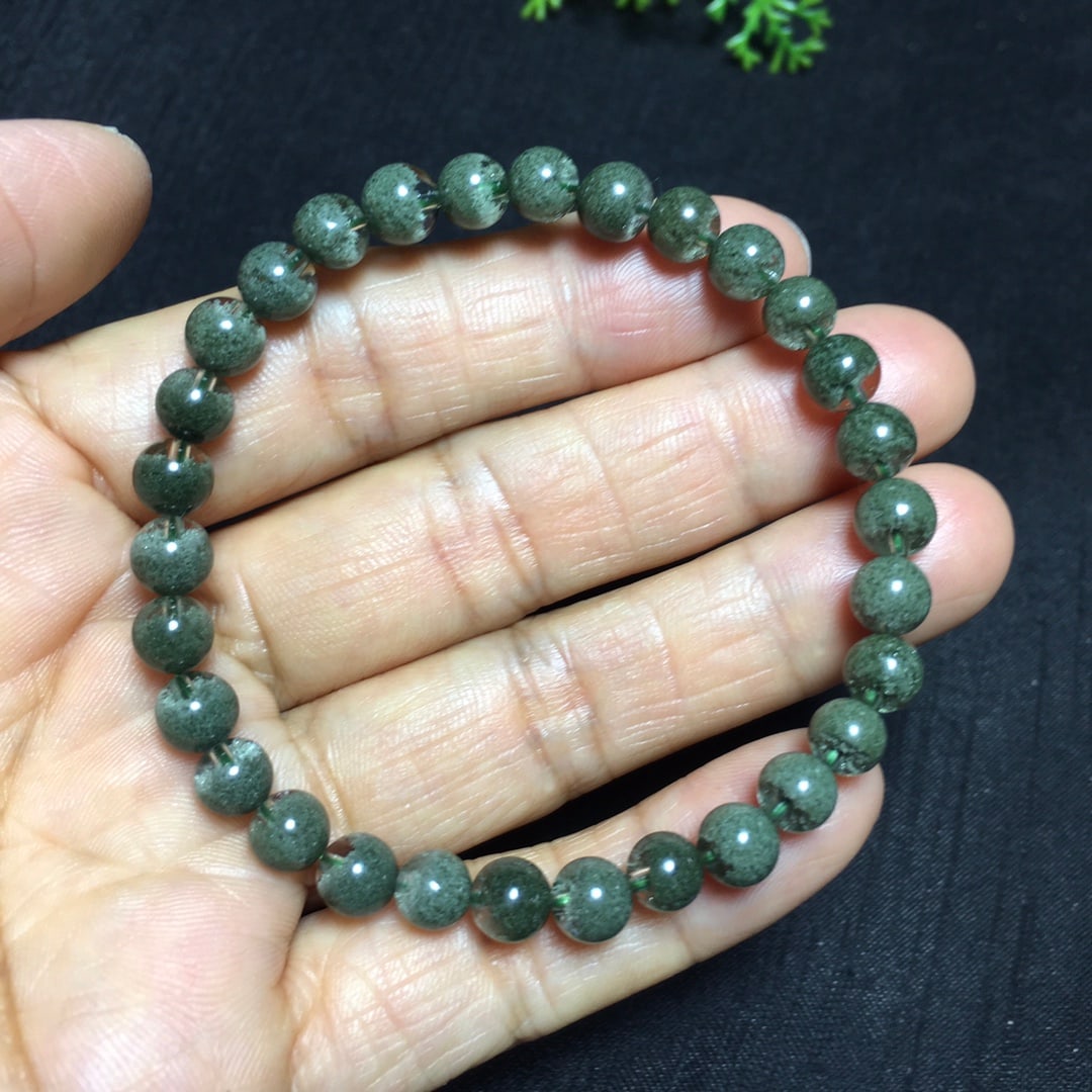 Natural crystal bracelet: This bracelet showcases a series of 6mm beads made from natural crystals. Each bead displays a captivating forest green color, as if immersed in a tranquil forest. The crystals are highly transparent,