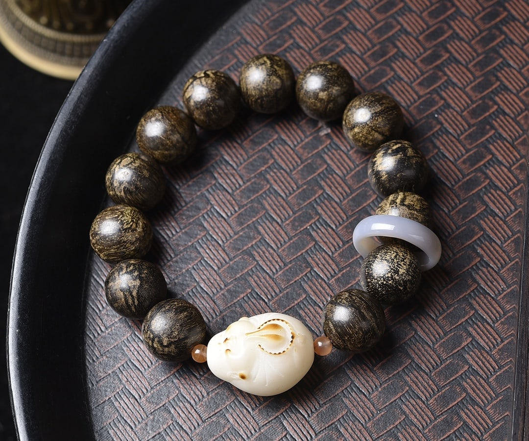 Agarwood bracelet (1 of 6)