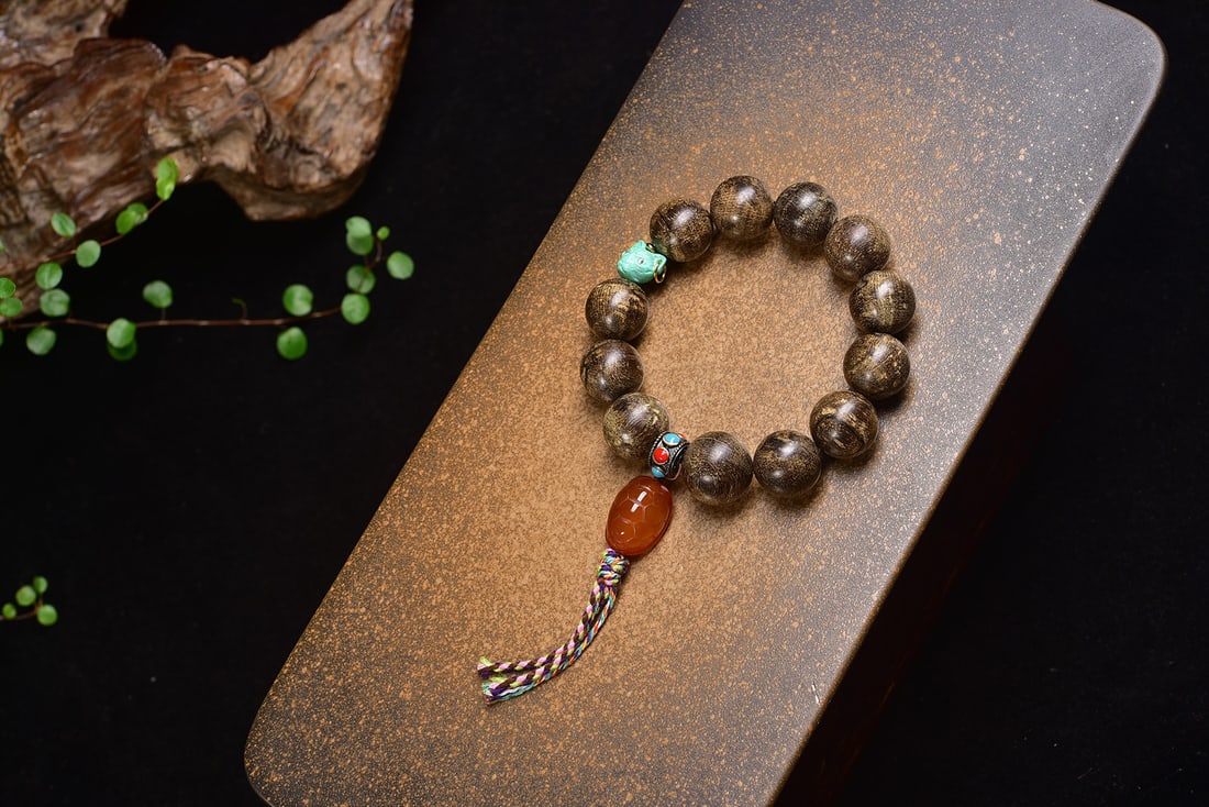 Agarwood bracelet: This bracelet perfectly combines the mysterious charm of agarwood with the vivid allure of natural agate. The beads have a diameter of 18 millimeters and emit a sweet and cool fragrance, like a gentle