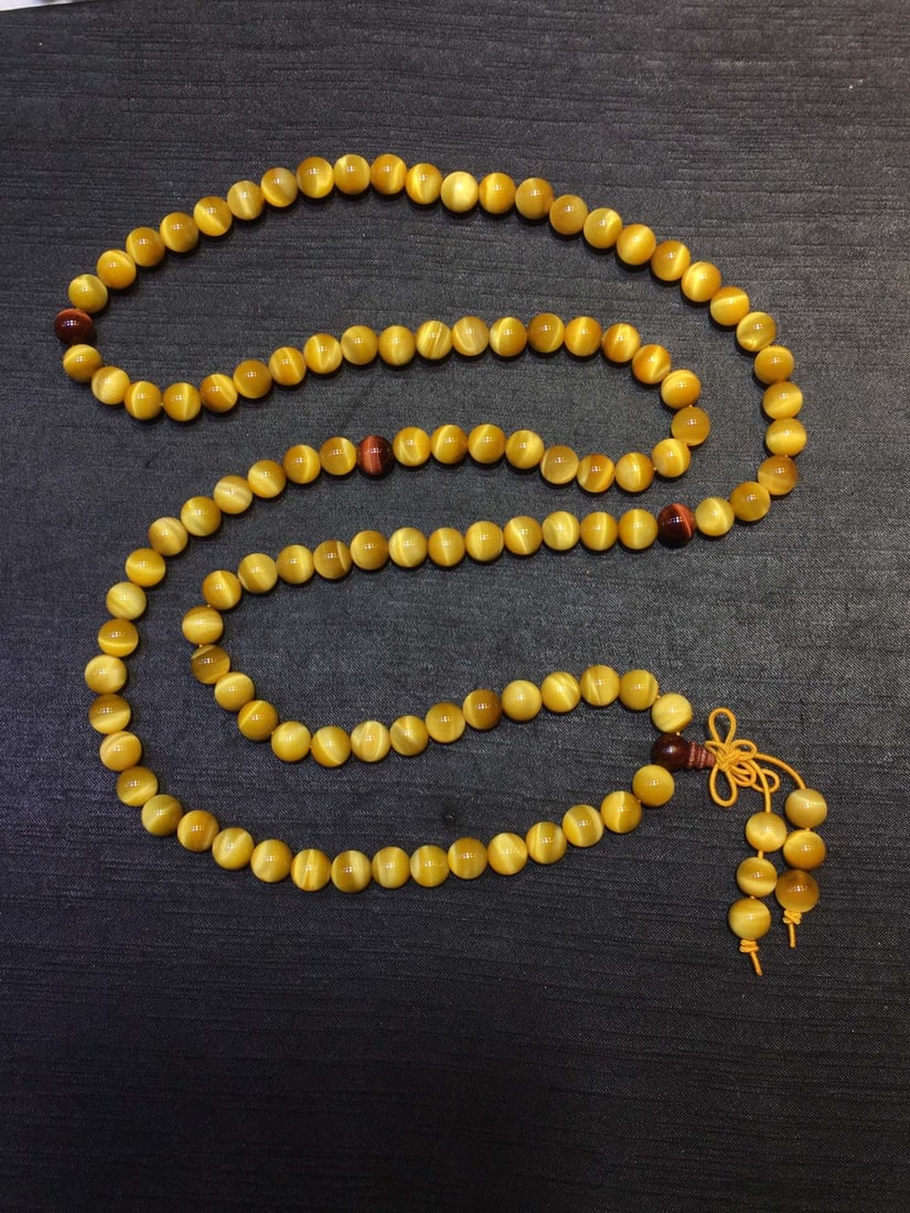 Natural Tiger's Eye Bracelet: This tiger's eye bracelet attracts attention with its striking golden color and glossy luster. The 108 beads are carefully polished, displaying a clear and deep appearance like a tiger's eye. The desi