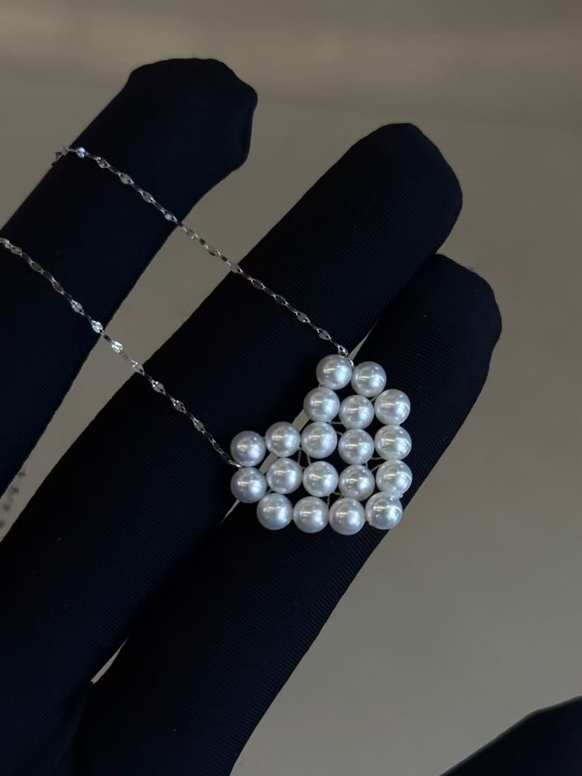 Pt900 platinum natural freshwater pearl necklace: This necklace is a perfect example of handmade jewelry art. Made of dazzling Pt900 platinum, the necklace features an exquisite heart-shaped weave design, adding a touch of romance and elegance. The c