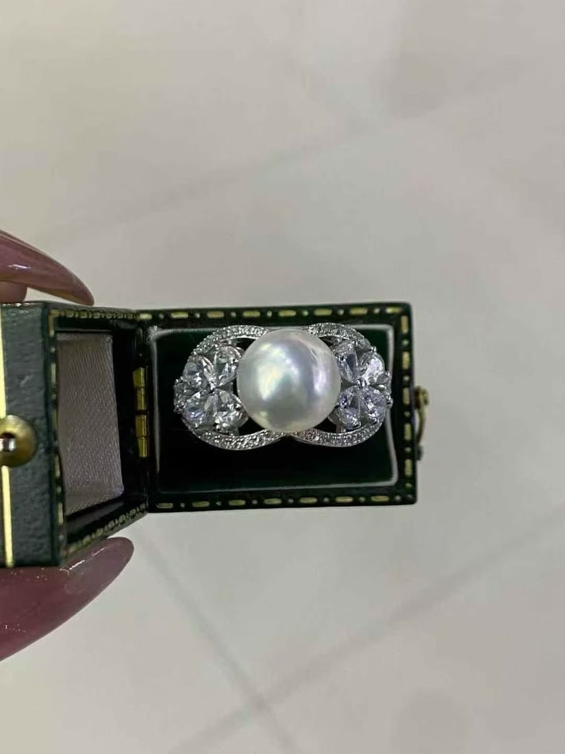 925 silver natural Edison pearl ring: This ring showcases the eternal beauty of natural Edison pearls, with a diameter of 9-10mm, presenting a perfect round shape. The strong luster of the pearls and subtle imperfections add a touch of au