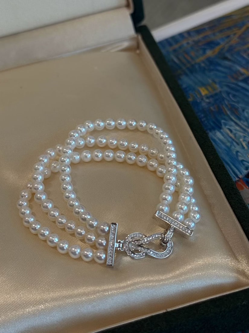 Natural pearl bracelet: This bracelet features a French vintage design, with three layers of baby pearls, each with a diameter of 4.5-5mm. The pearls exhibit a subtle iridescent luster with slight imperfections, creating a c