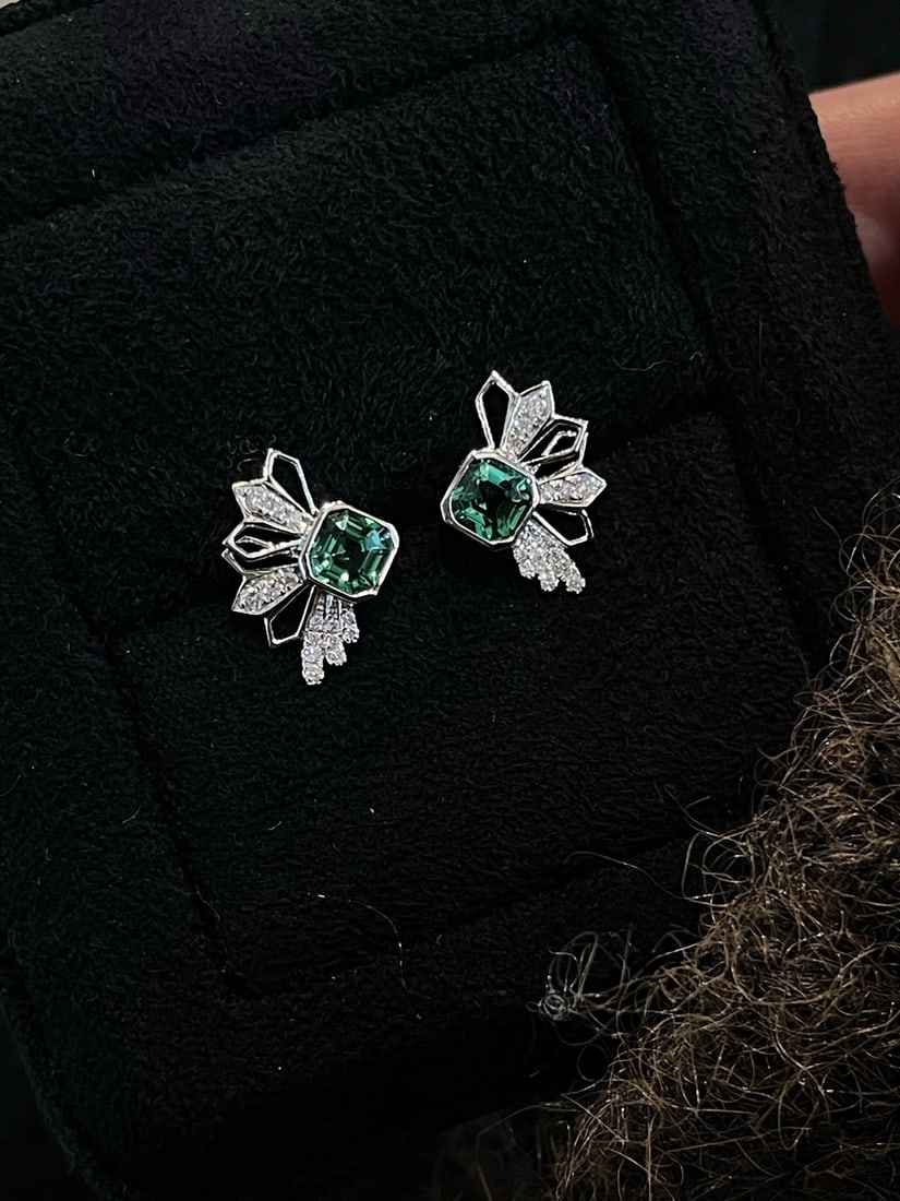 18K Gold Diamond Tourmaline Earrings: This earring showcases a captivating 0.76-carat natural green tourmaline, known for its clean, bright appearance and vivid color. Set in luxurious 18K gold, the earring is crafted with exquisite craft