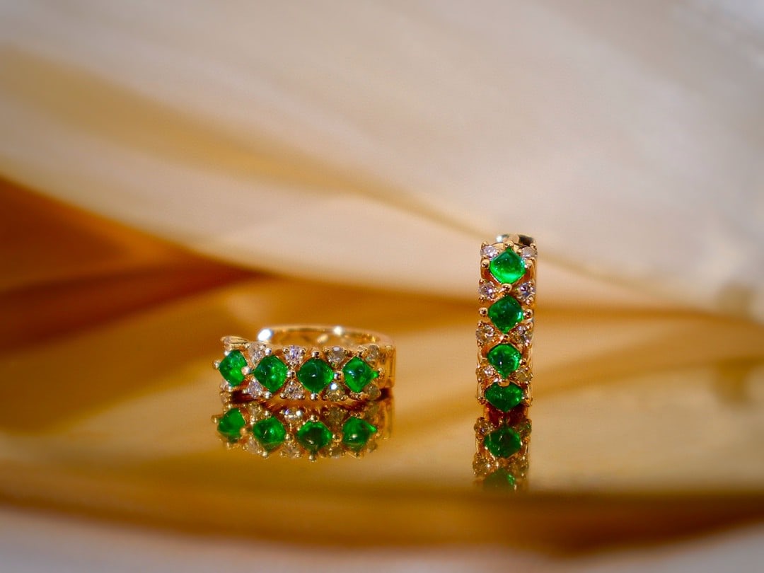 Natural emerald diamond earrings: These earrings showcase the captivating charm of natural emeralds, with the vivid green hue of the emeralds complementing the exquisite craftsmanship, making them a timeless choice in any jewelry coll