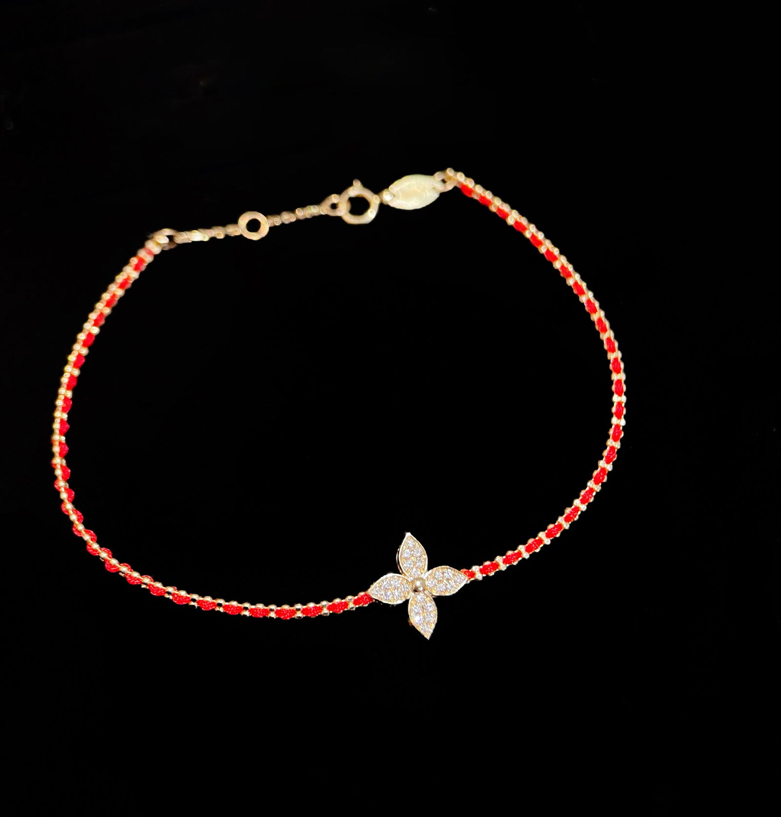 18K gold cultured diamond red rope bracelet: This bracelet combines the eternal charm of 18K gold with the brilliance of lab-grown diamonds. The vibrant red rope adds a touch of color, making it a versatile choice that can be worn alone or stack