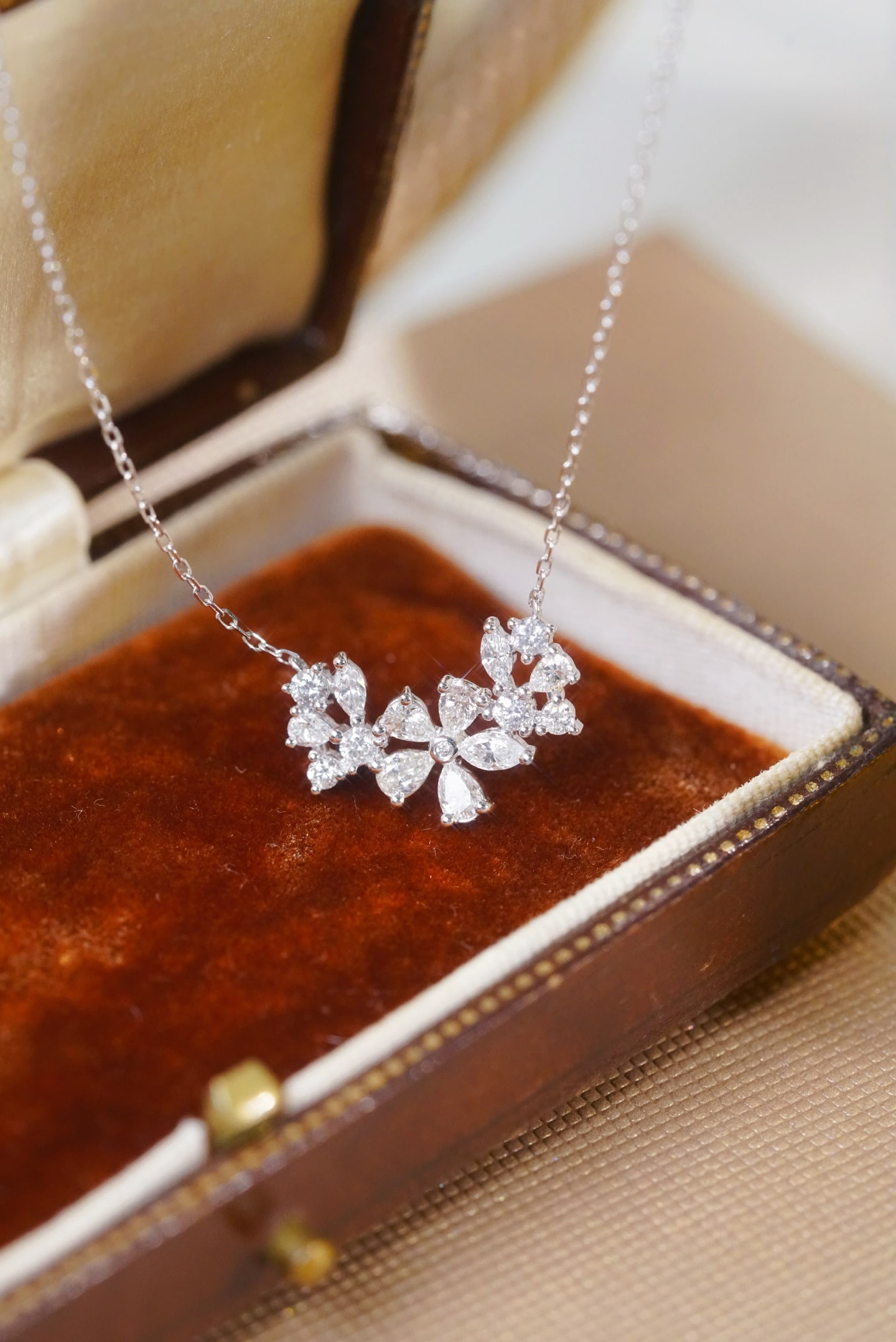 PT900 Water Drop Small Flower Diamond Necklace: This necklace features a slender and elegant design with marquise-cut diamonds, paired with sparkling teardrop diamonds, outlining the vibrant and lively beauty of a flower. Exquisite craftsmanship cr