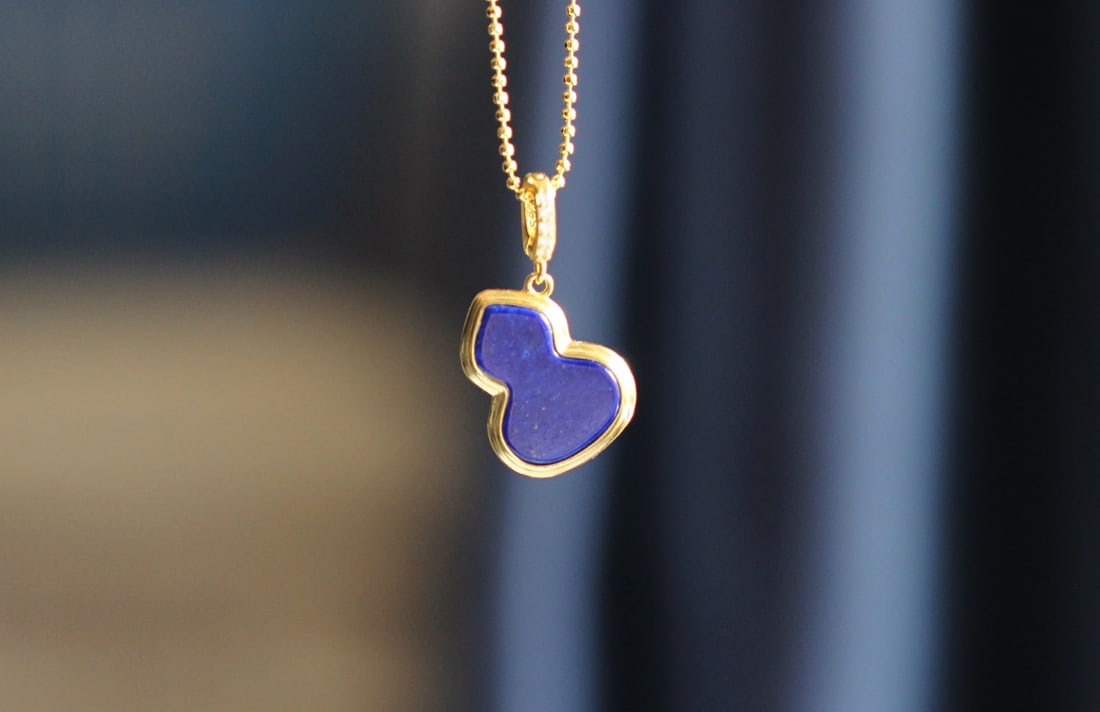 Natural lapis lazuli pendant: This pendant showcases the deep blue charm of natural lapis lazuli, cleverly cut into a gourd shape, highlighting eternal elegance. Made of s925 sterling silver and plated with 18K gold, the entire pi